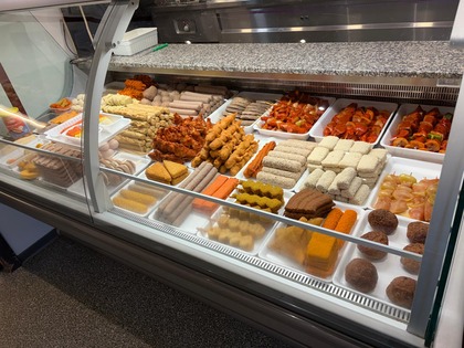 De snacks in de vitrine van Frituur Den Dries