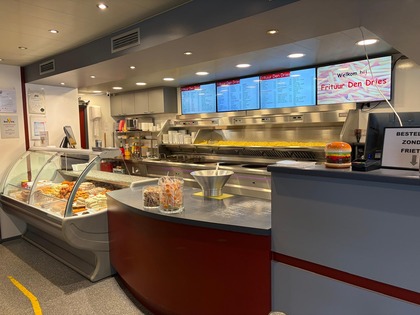 De toonbank en menuborden in Frituur Den Dries